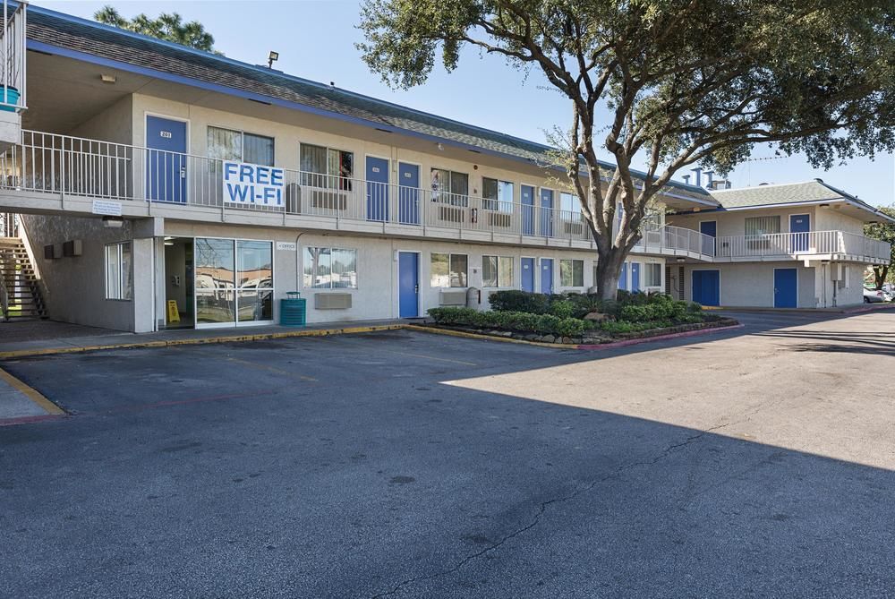 Pet Friendly Motel 6 Conroe in Conroe, Texas