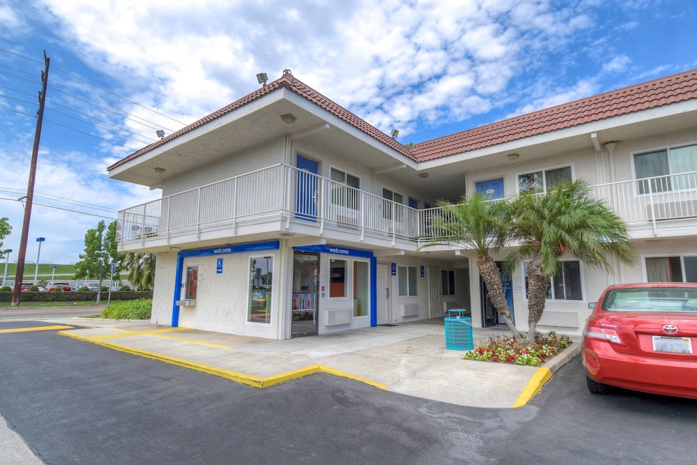 Pet Friendly Motel 6 Costa Mesa in Costa Mesa, California