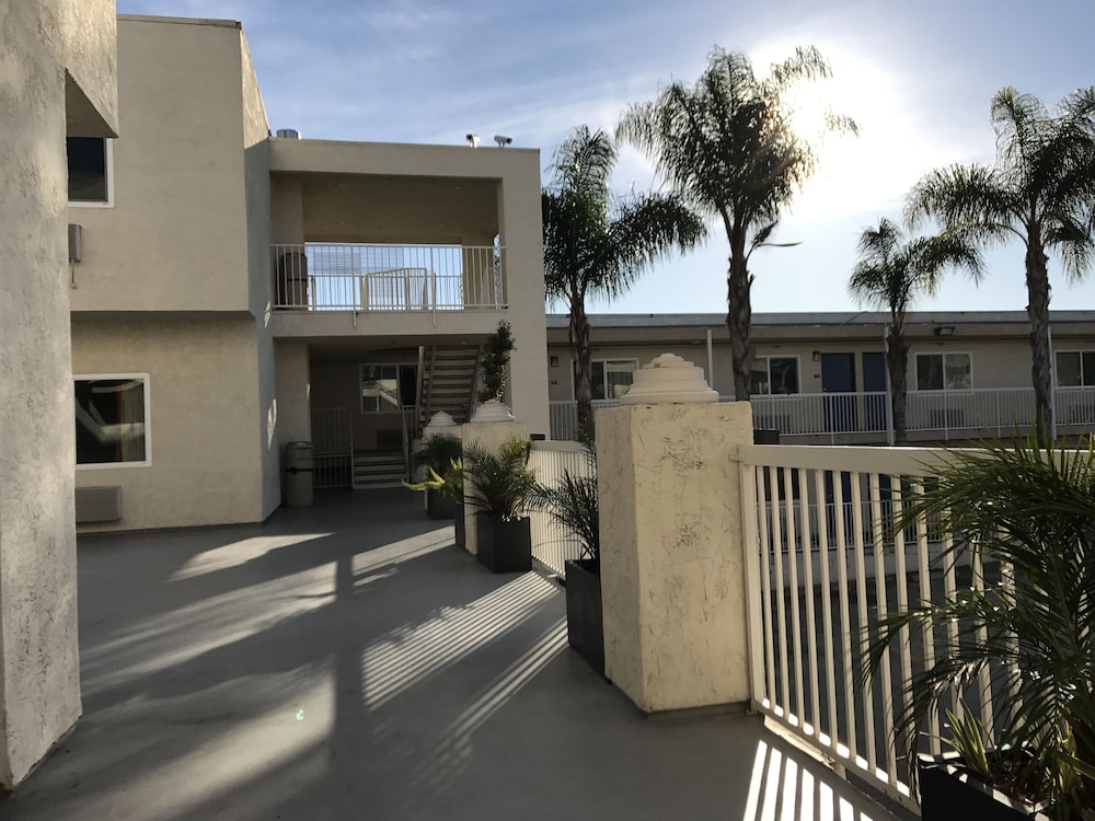 Pet Friendly Motel 6 Newport Beach in Costa Mesa, California