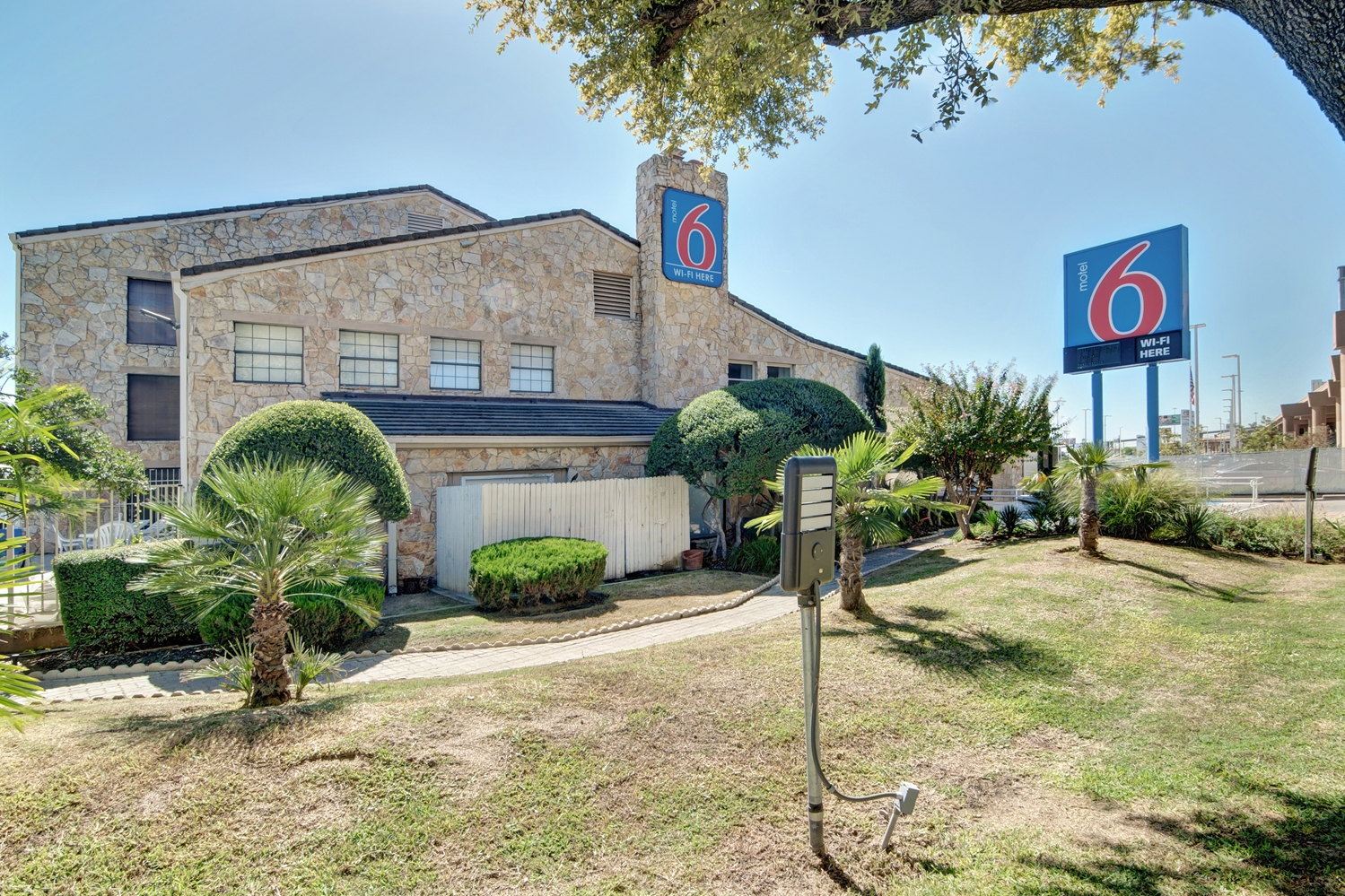 Pet Friendly Motel 6 Dallas - Galleria in Dallas, Texas