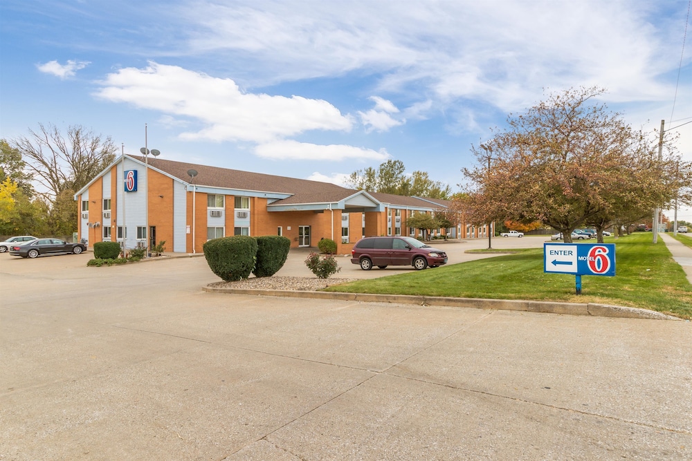 Pet Friendly Motel 6 Davenport Ia in Davenport, Iowa