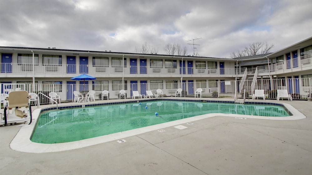 Pet Friendly Motel 6 Elizabethtown in Elizabethtown, Kentucky