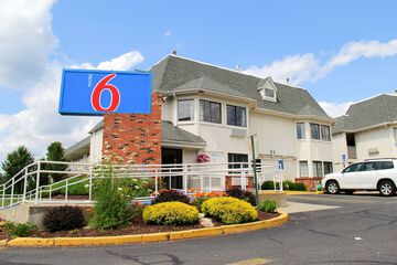Pet Friendly Motel 6 Hartford - Enfield in Enfield, Connecticut