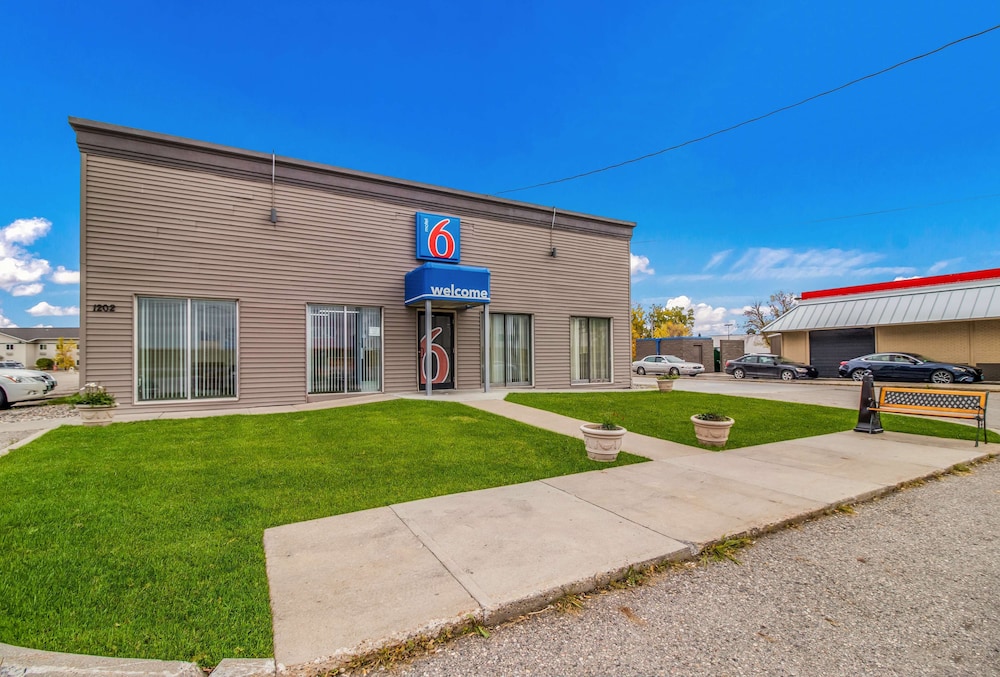 Pet Friendly Motel 6 Fargo - North in Fargo, North Dakota