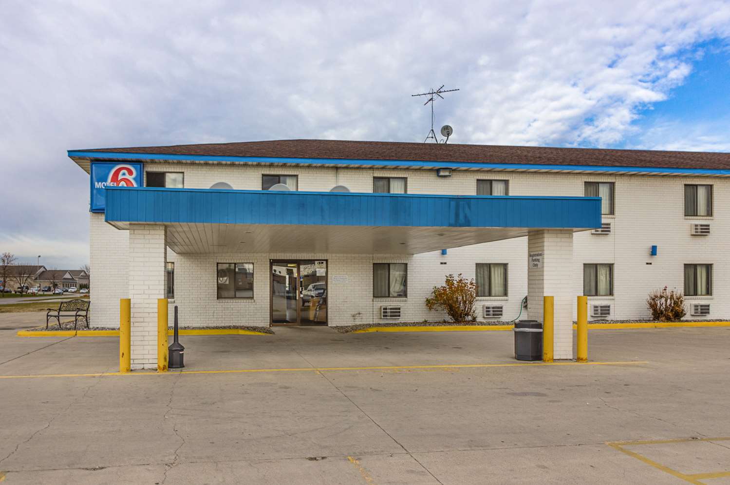 Pet Friendly Motel 6 Fargo- South in Fargo, North Dakota