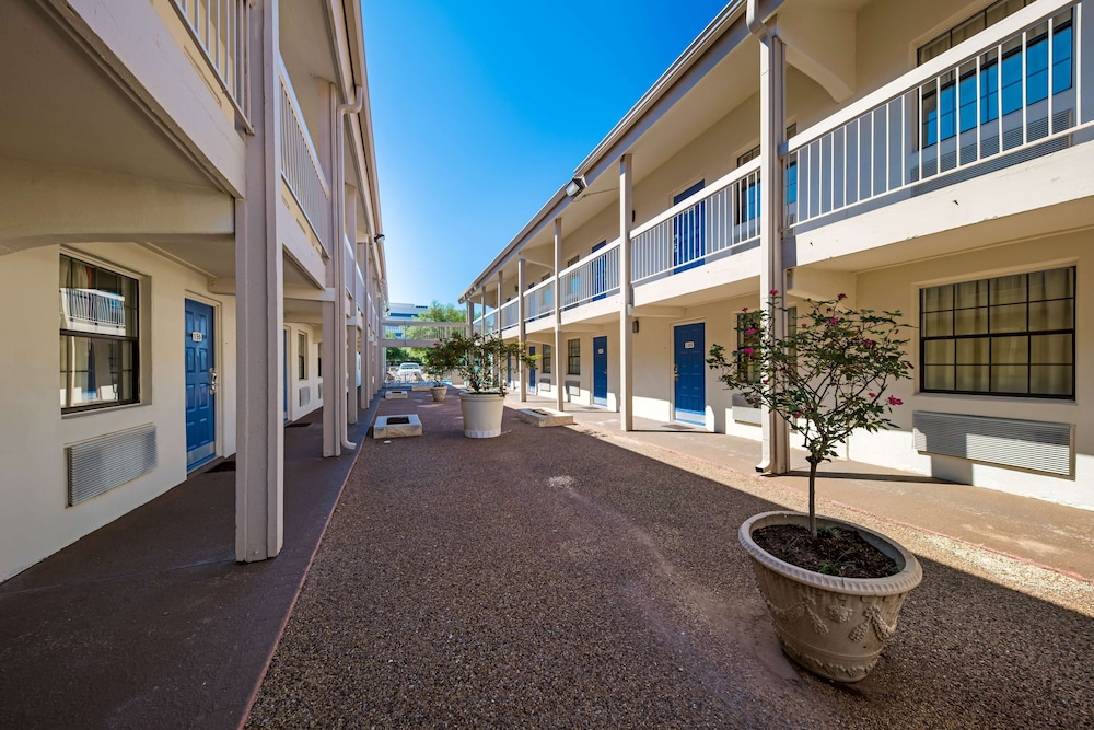 Pet Friendly Motel 6 Dallas - Farmers Branch in Farmers Branch, Texas