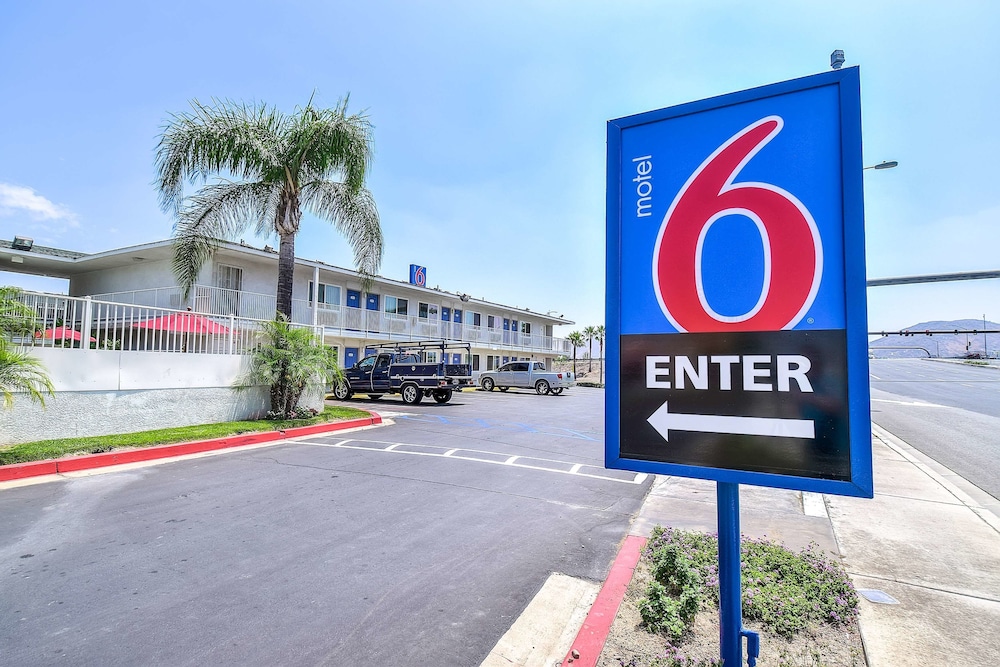 Pet Friendly Motel 6 Fontana in Fontana, California