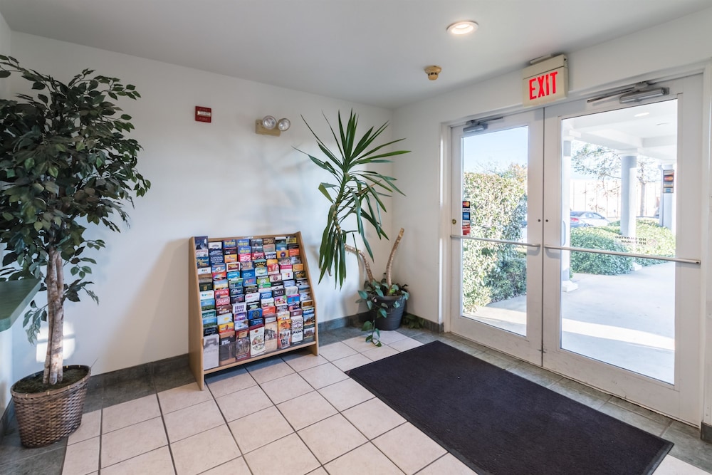 Pet Friendly Motel 6 Fort Worth - Burleson in Fort Worth, Texas