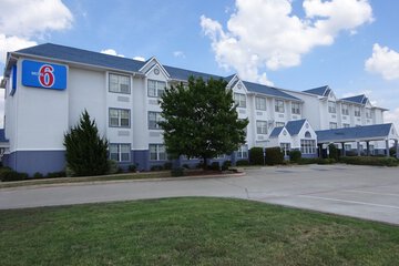 Pet Friendly Motel 6 Fort Worth - Burleson in Fort Worth, Texas
