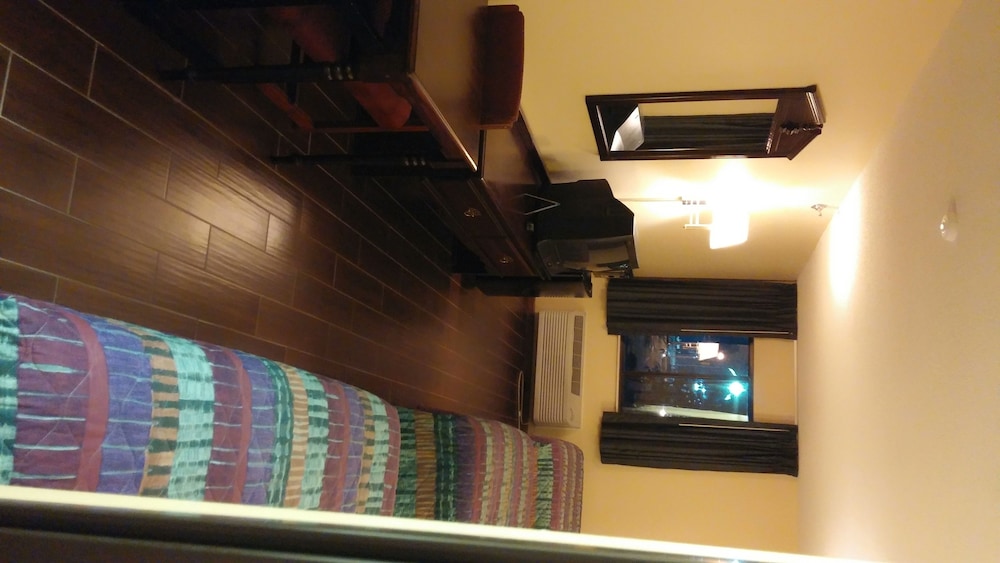 Pet Friendly Relax Inn  in Franklin, Indiana