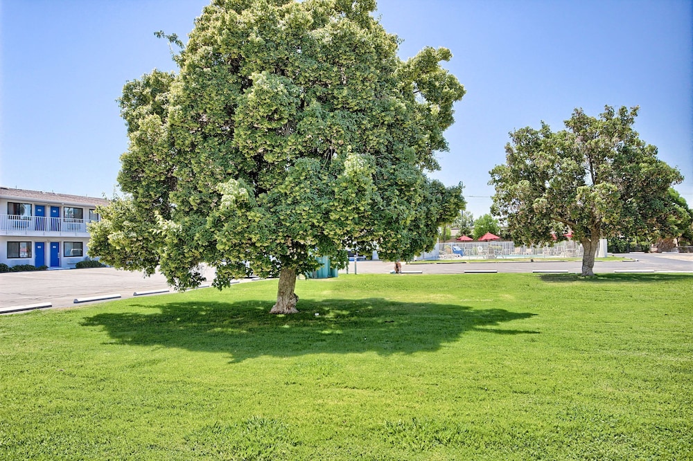 Pet Friendly Motel 6 Fresno - Blackstone North in Fresno, California