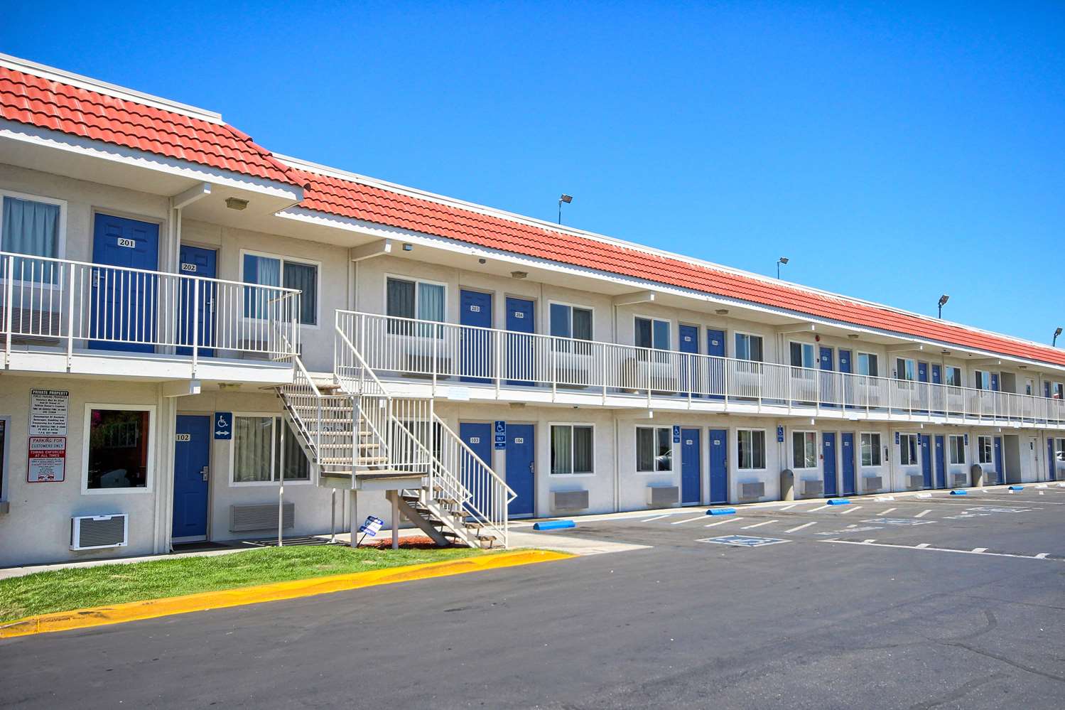 Pet Friendly Motel 6 Fresno - Blackstone South in Fresno, California