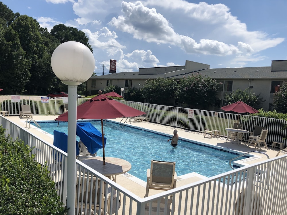 Pet Friendly Motel 6 Greensboro Airport in Greensboro, North Carolina