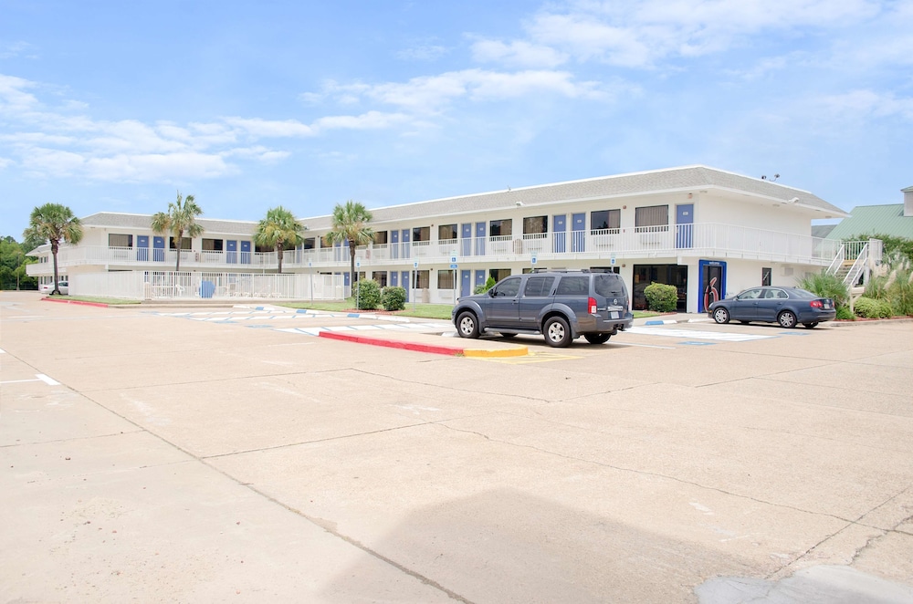 Pet Friendly Motel 6 Gulfport in Gulfport, Mississippi