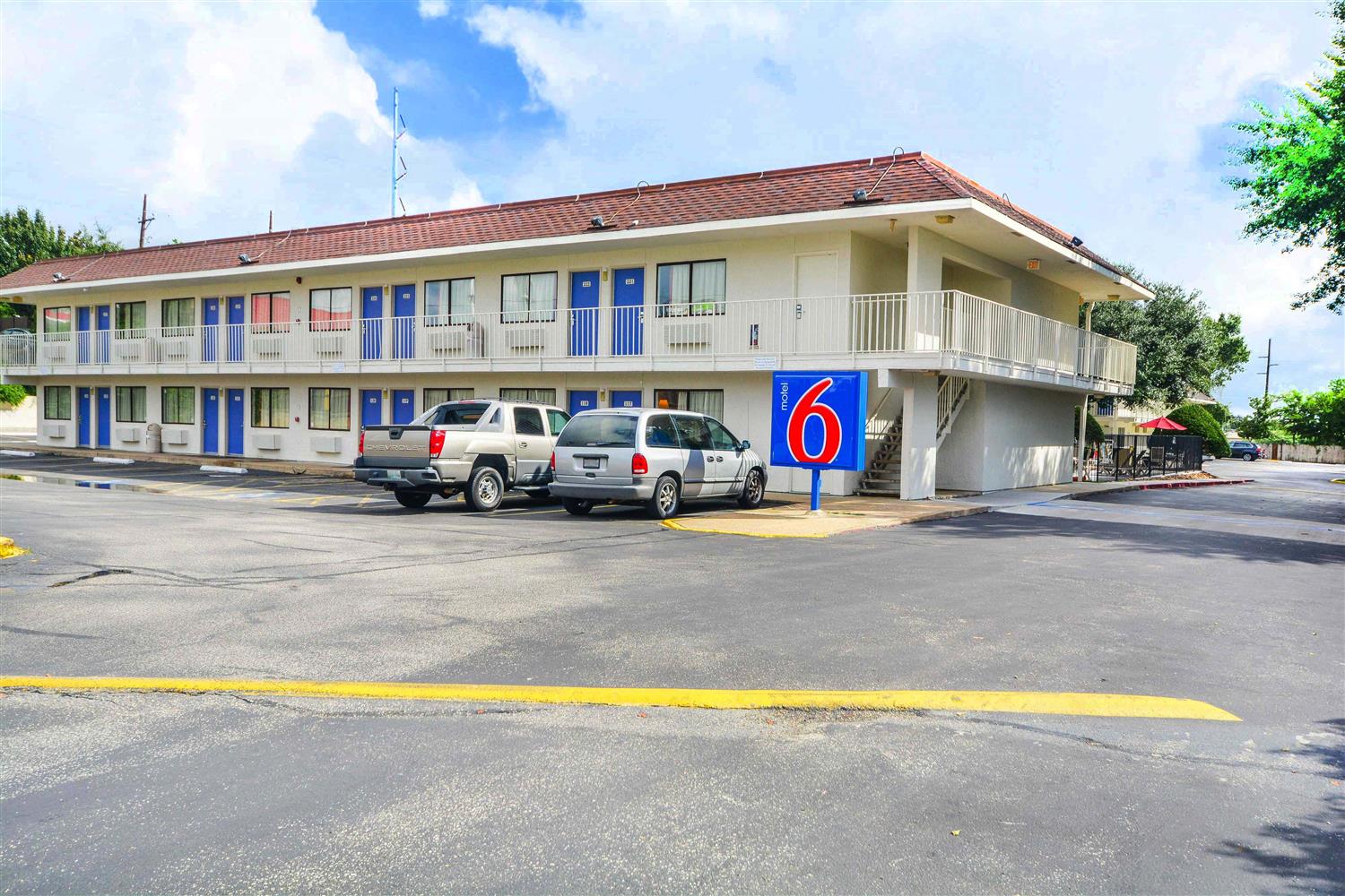 Pet Friendly Motel 6 Huntsville Tx in Huntsville, Texas