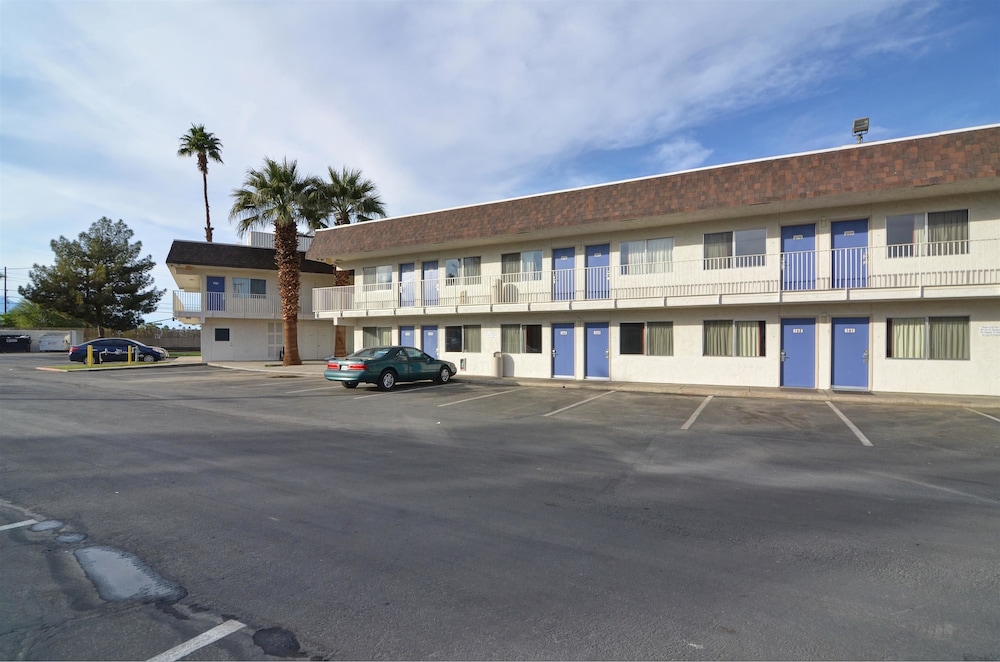 Pet Friendly Motel 6 Indio - Palm Springs Area in Indio, California