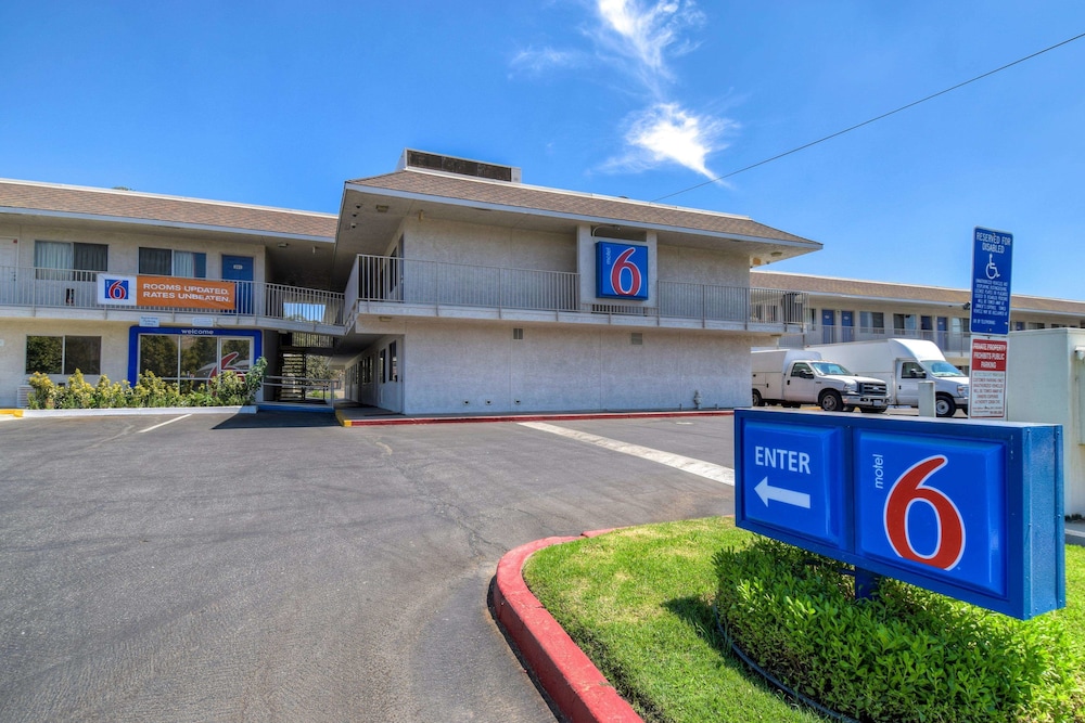 Pet Friendly Motel 6 Riverside West - Jurupa Valley in Jurupa Valley, California