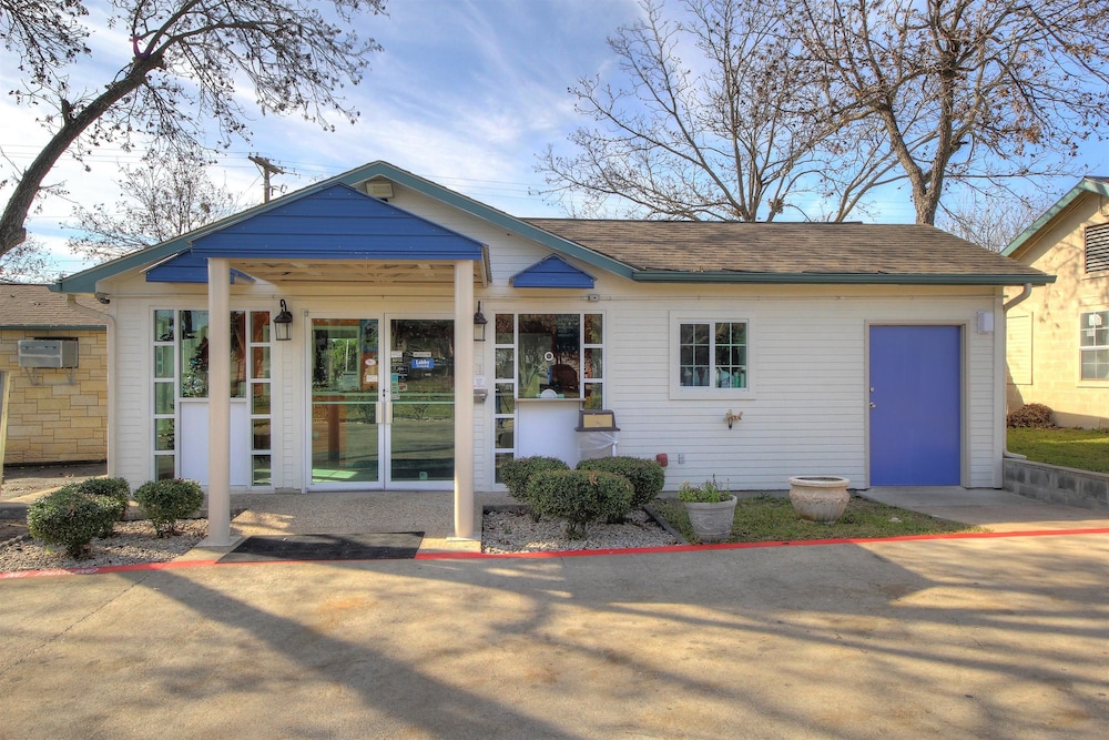 7 Best VERIFIED Pet Friendly Hotels in Kerrville with Weight Limits