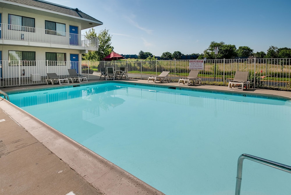 Pet Friendly Motel 6 Kansas City Southwest - Lenexa in Lenexa, Kansas