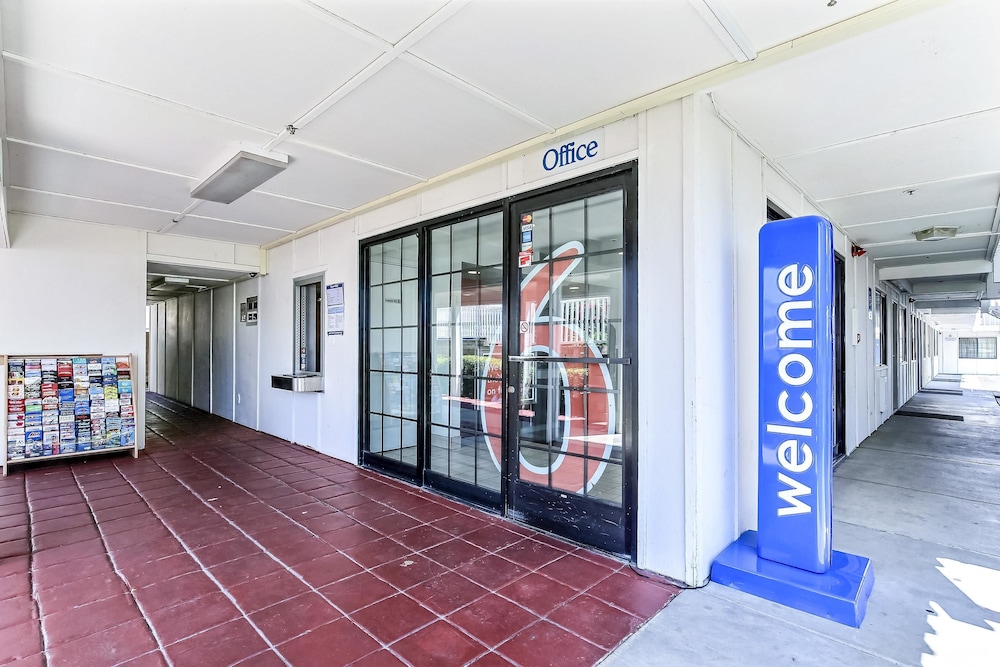 Pet Friendly Motel 6 Livermore in Livermore, California