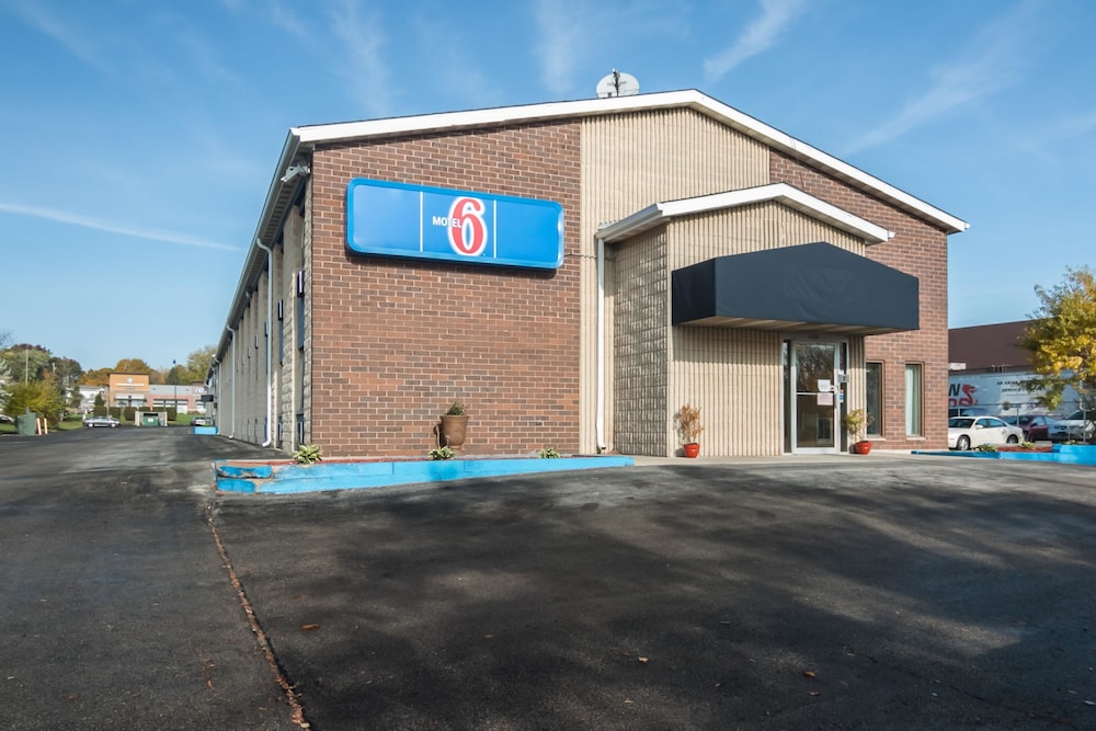 Pet Friendly Motel 6 Madison East Wi in Madison, Wisconsin