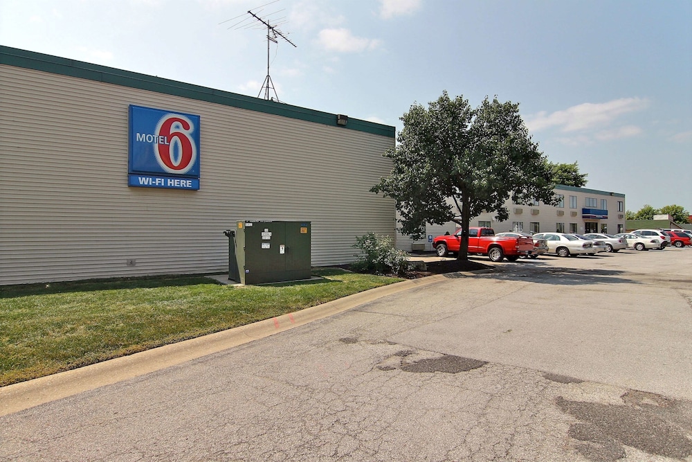 Pet Friendly Motel 6 Merrillville in Merrillville, Indiana