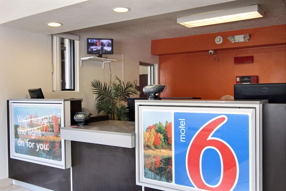 Pet Friendly Motel 6 Cleveland - Middleburg Heights in Middleburg Heights, Ohio
