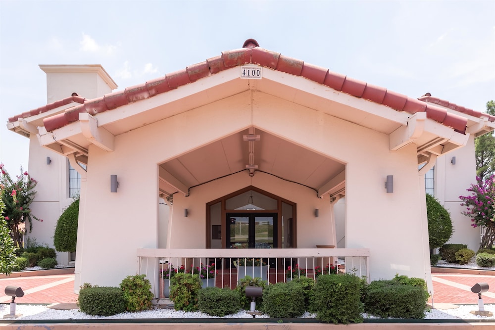 Pet Friendly Motel 6 N Little Rock - Mccain in North Little Rock, Arkansas