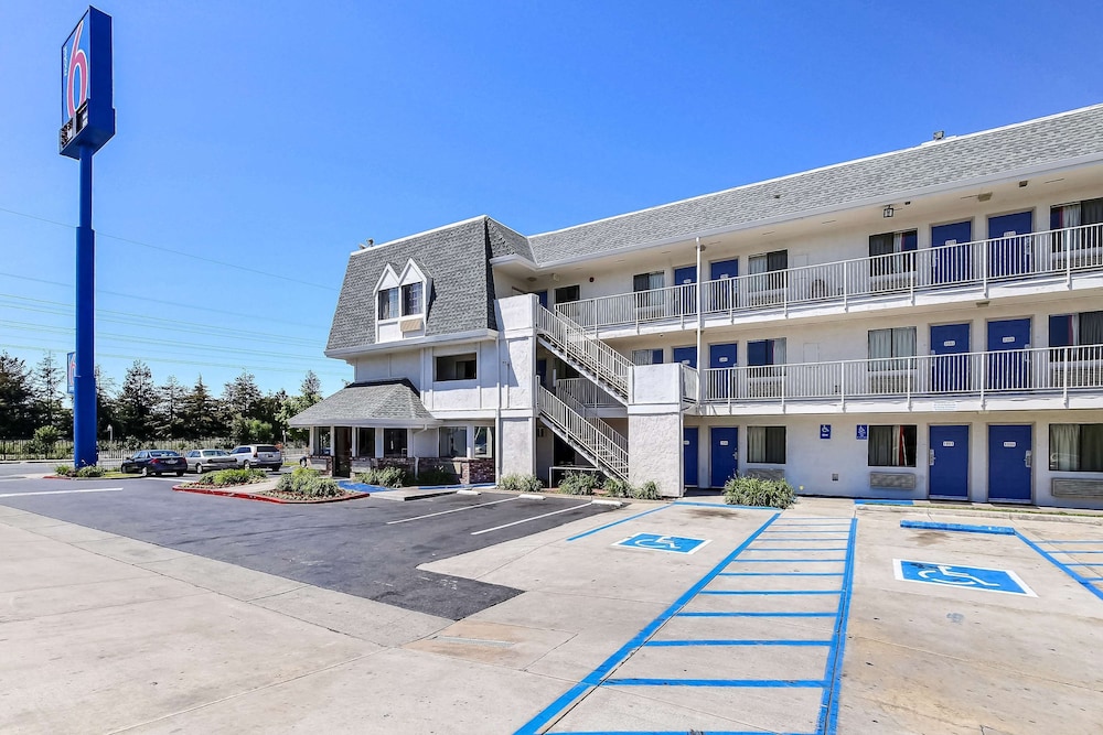 Pet Friendly Motel 6 Oakland Airport in Oakland, California