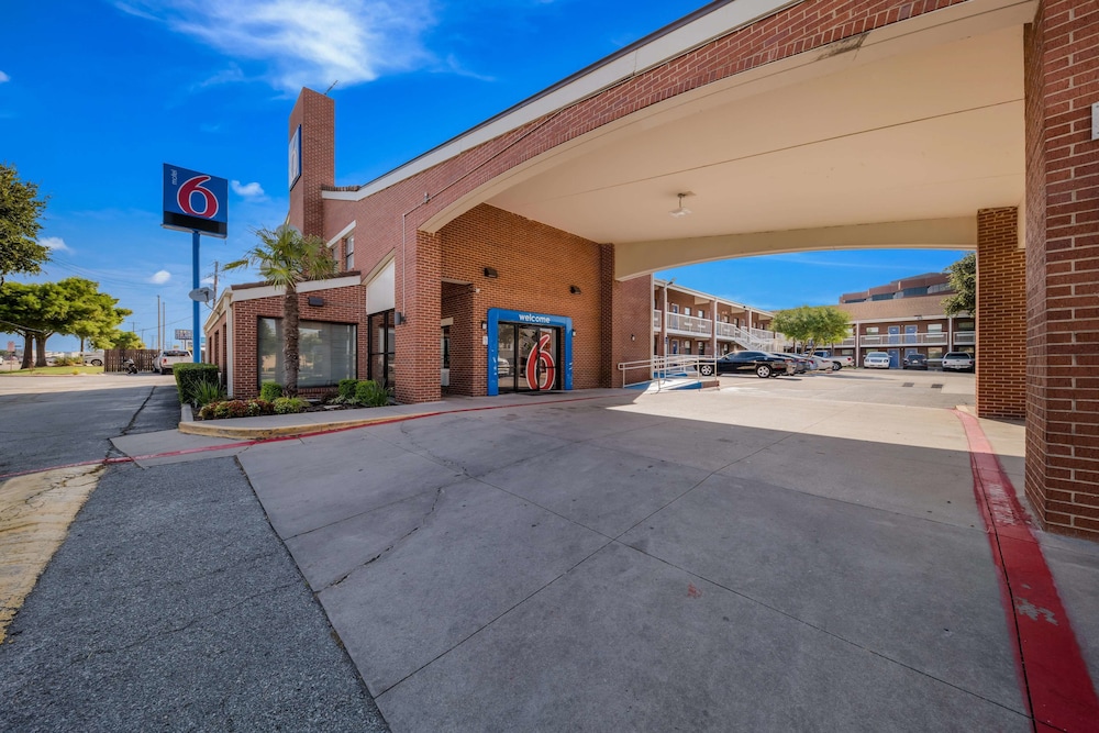 Pet Friendly Motel 6 Dallas - Plano Northeast in Plano, Texas