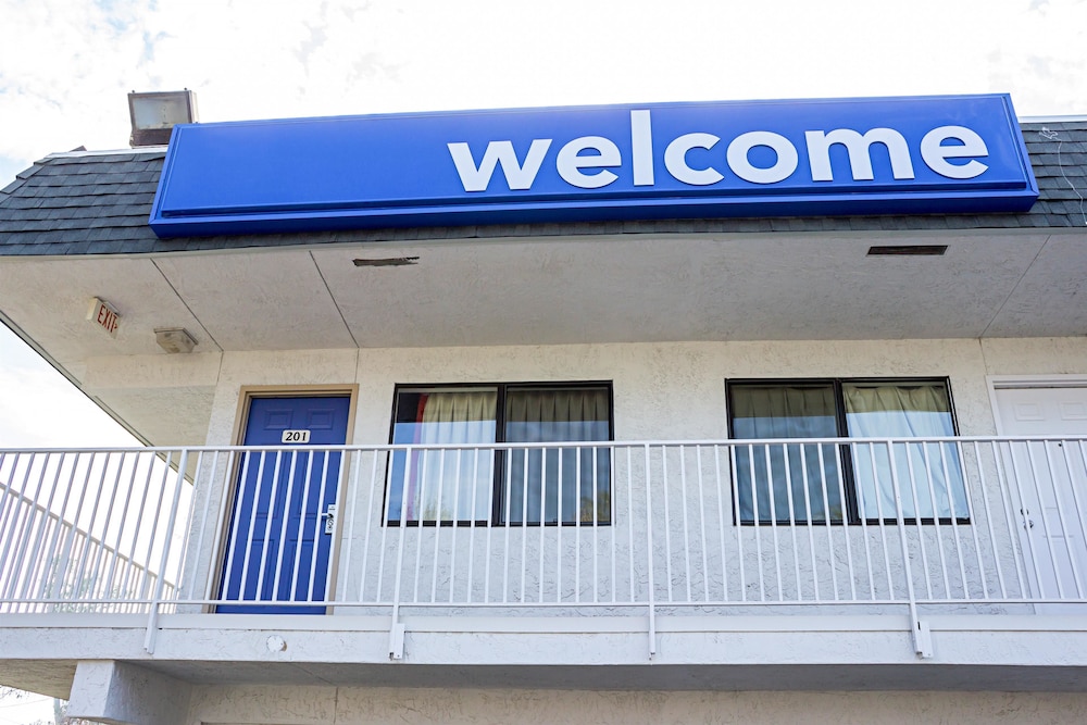 Pet Friendly Motel 6 Porterville in Porterville, California