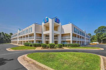 Pet Friendly Motel 6 Raleigh - North in Raleigh, North Carolina