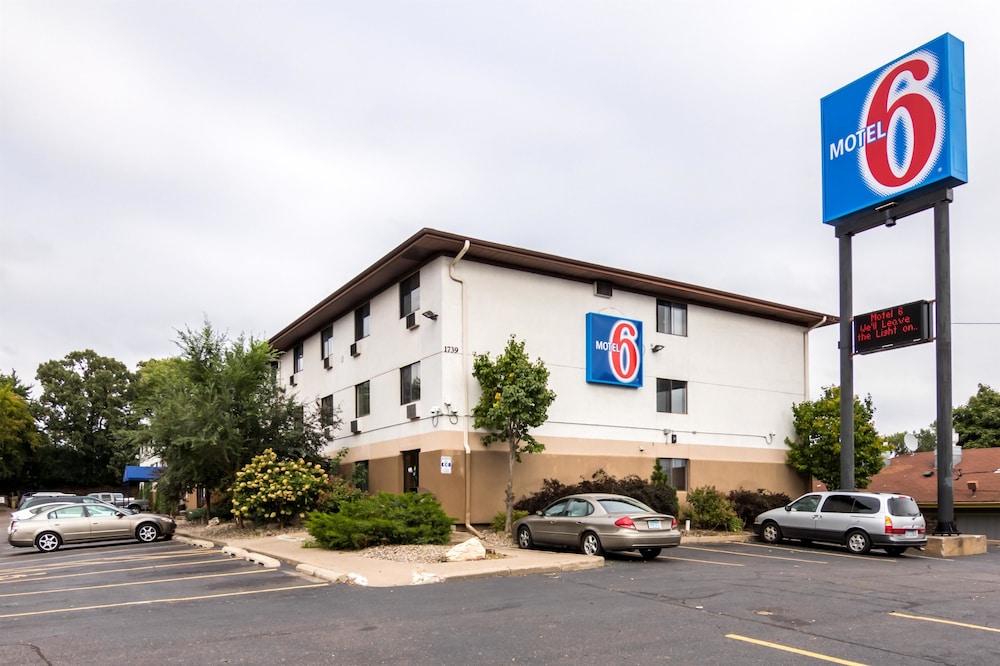 Pet Friendly Motel 6 St Paul I-94 in Saint Paul, Minnesota