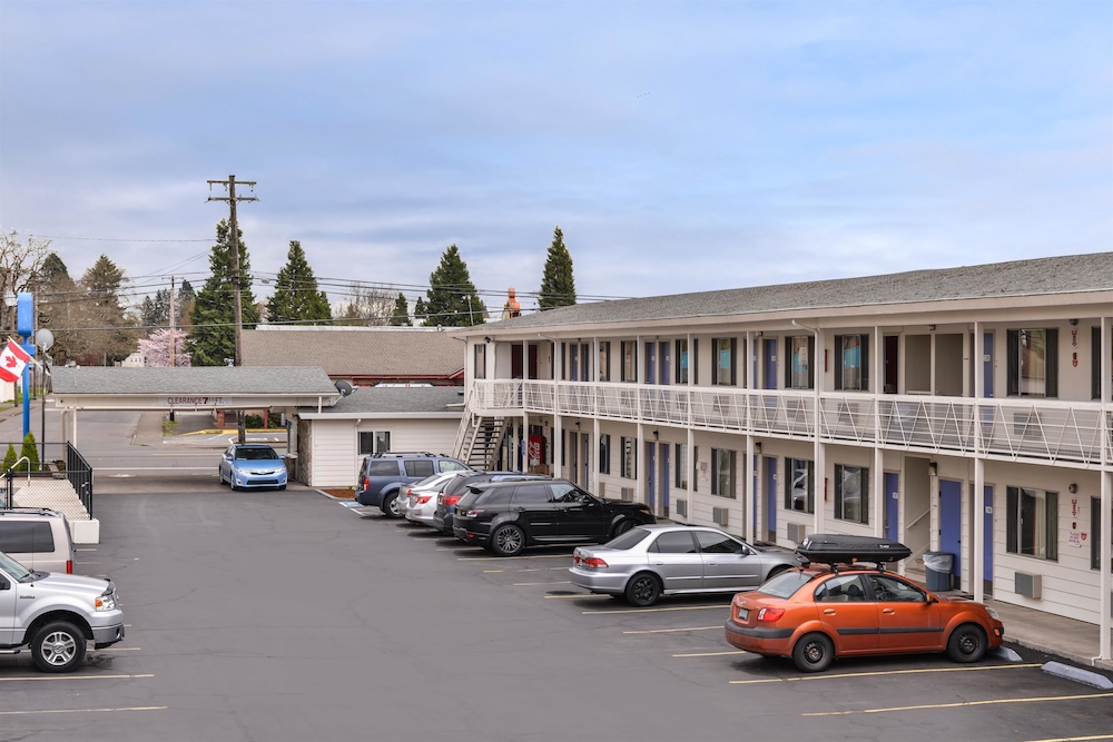 Pet Friendly Motel 6 Salem - Expo Center in Salem, Oregon