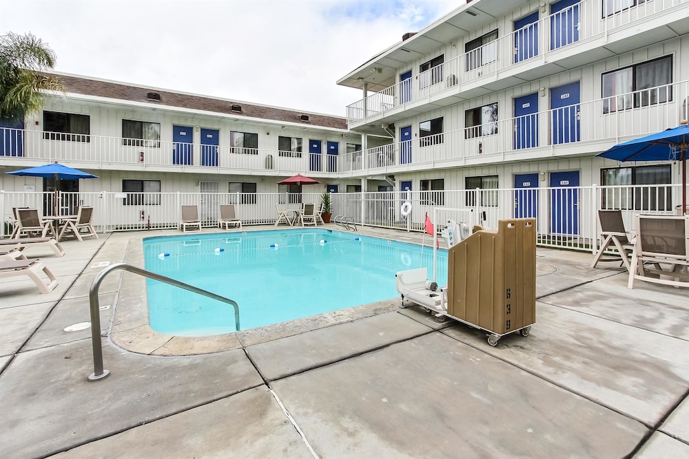 Pet Friendly Motel 6 Salinas South - Monterey Area in Salinas, California