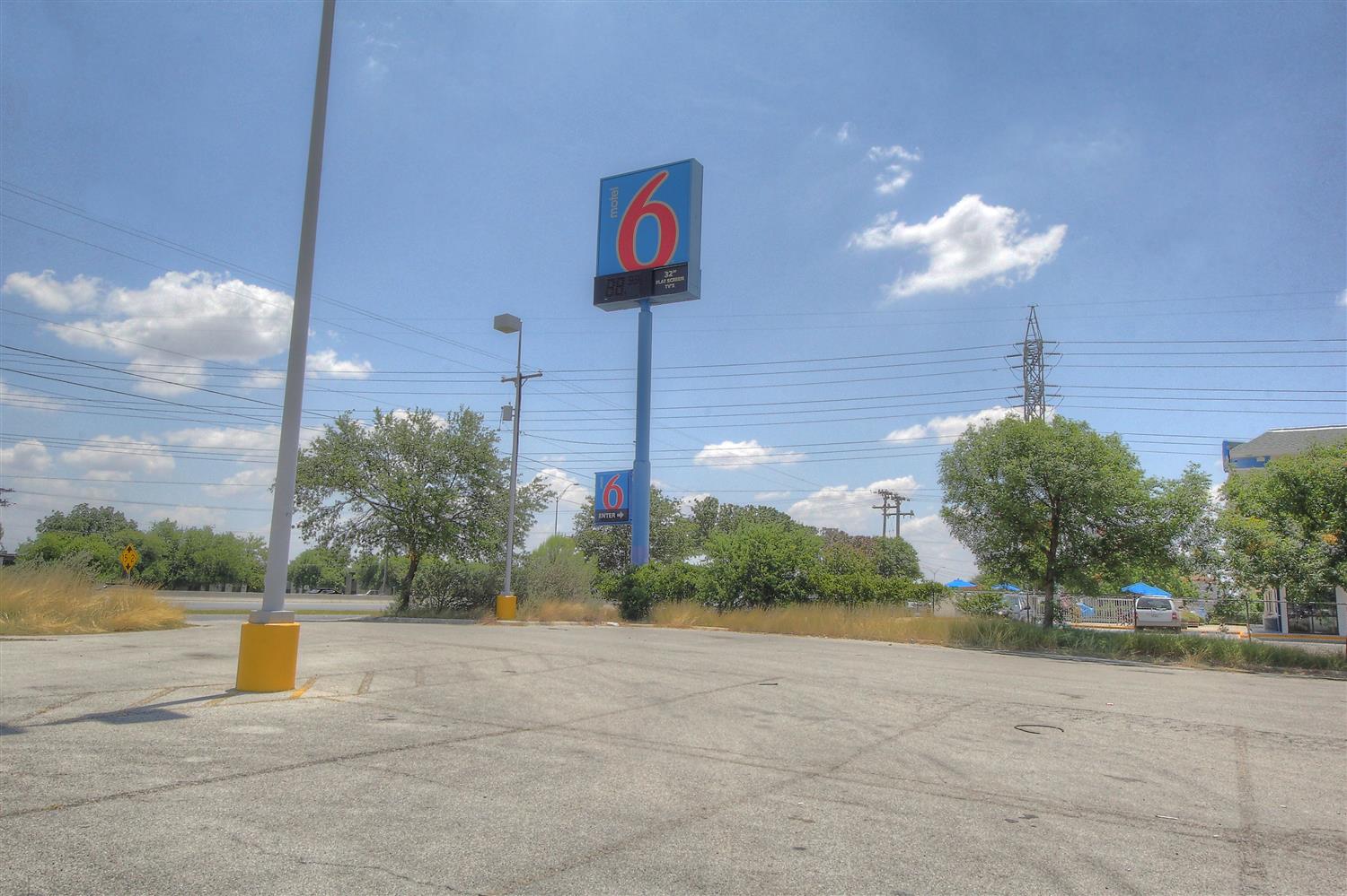 Pet Friendly Motel 6 San Antonio West - Seaworld in San Antonio, Texas