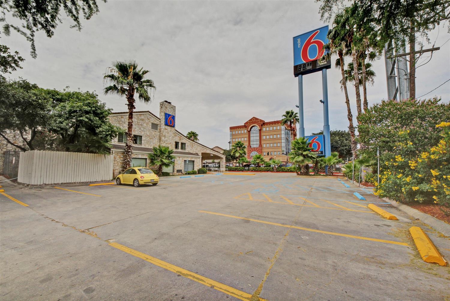 Pet Friendly Motel 6 San Antonio Downtown - Market Square in San Antonio, Texas