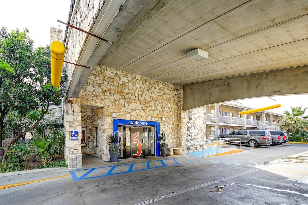 Pet Friendly Motel 6 San Antonio Northwest - Medical Center in San Antonio, Texas