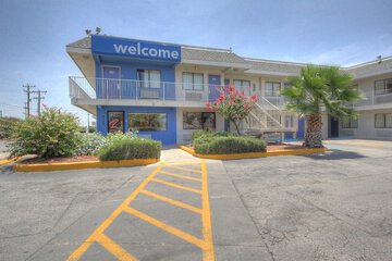Pet Friendly Motel 6 San Antonio - Ft Sam Houston in San Antonio, Texas