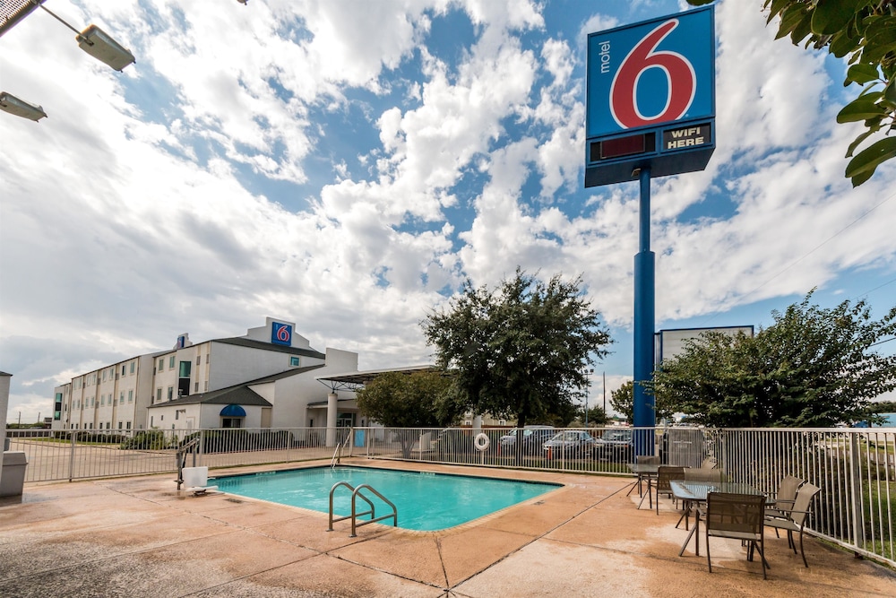 Pet Friendly Motel 6 San Antonio South in San Antonio, Texas