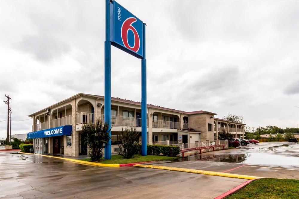 Pet Friendly Motel 6 San Antonio - Splashtown in San Antonio, Texas