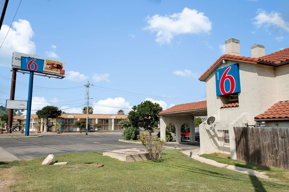 Pet Friendly Motel 6 San Antonio - Windcrest in San Antonio, Texas