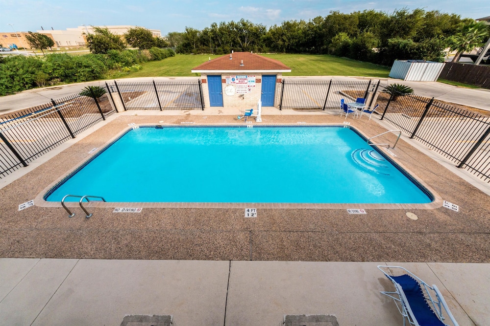 Pet Friendly Motel 6 San Antonio - S Ww White Rd in San Antonio, Texas