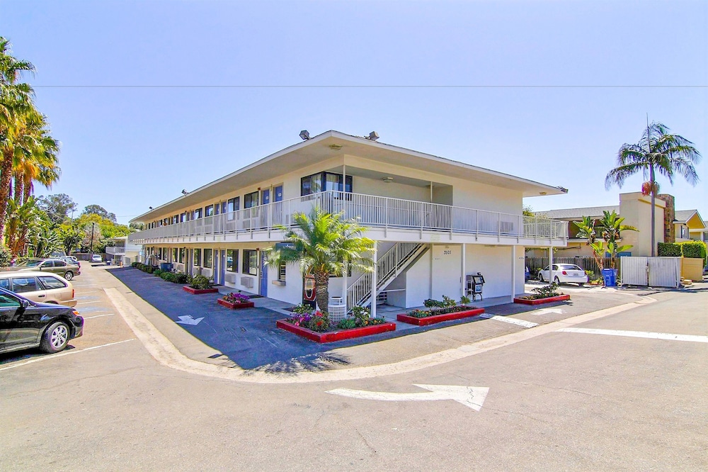 Pet Friendly Motel 6 Santa Barbara - State Street in Santa Barbara, California