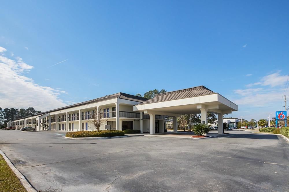 Pet Friendly Motel 6 Savannah Midtown in Savannah, Georgia