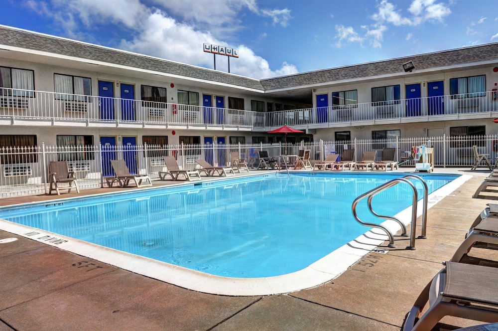 Pet Friendly Motel 6 New Orleans - Slidell in Slidell, Louisiana