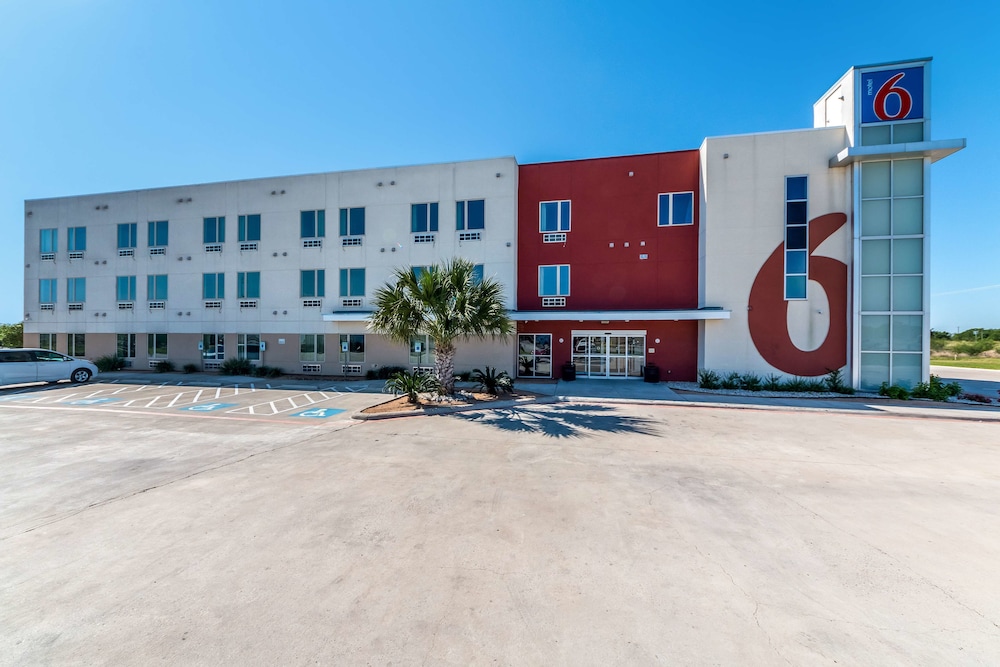 Pet Friendly Motel 6 Three Rivers Tx in Three Rivers, Texas