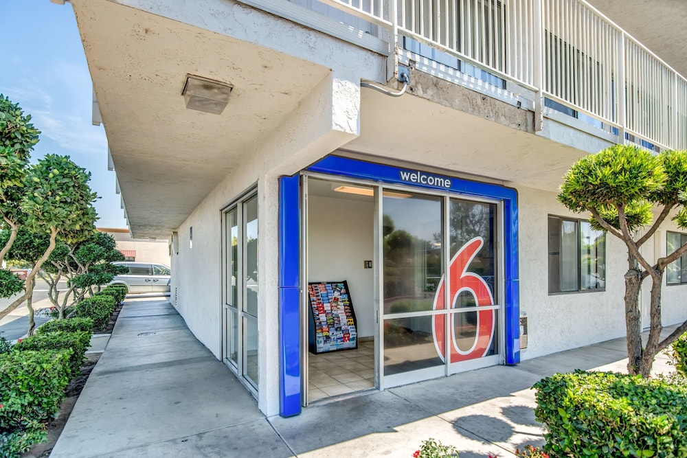 Pet Friendly Motel 6 Tracy in Tracy, California