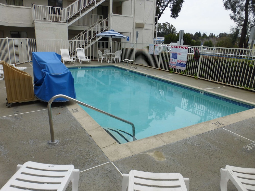 Pet Friendly Red Roof Inn & Suites Vallejo in Vallejo, California