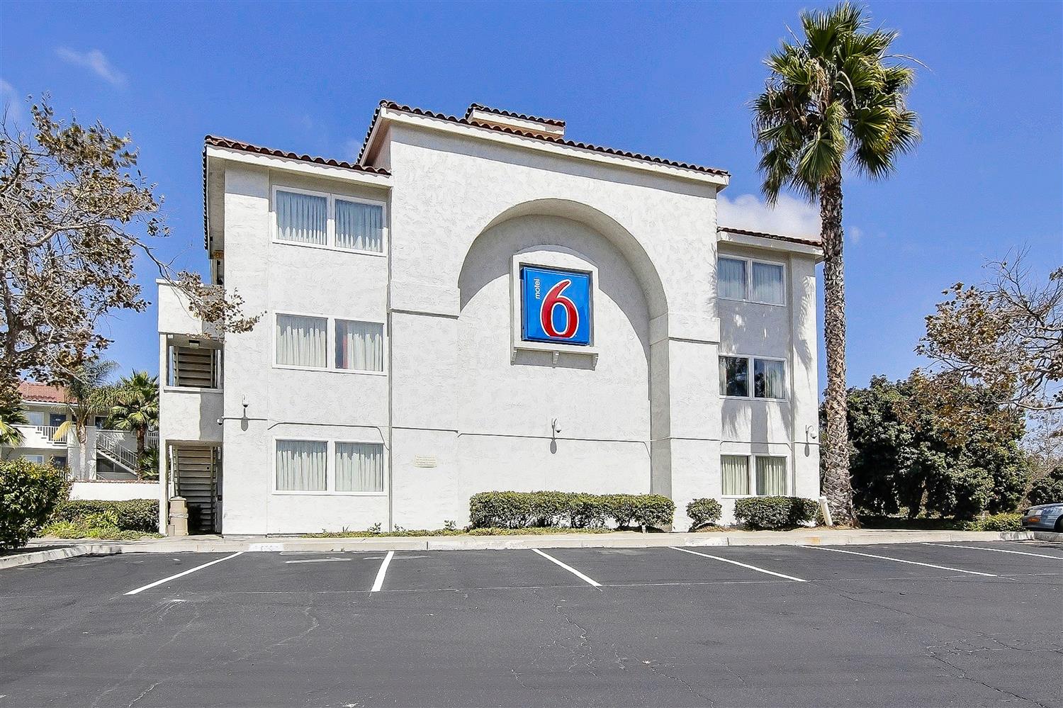 Pet Friendly Motel 6 Ventura South in Ventura, California